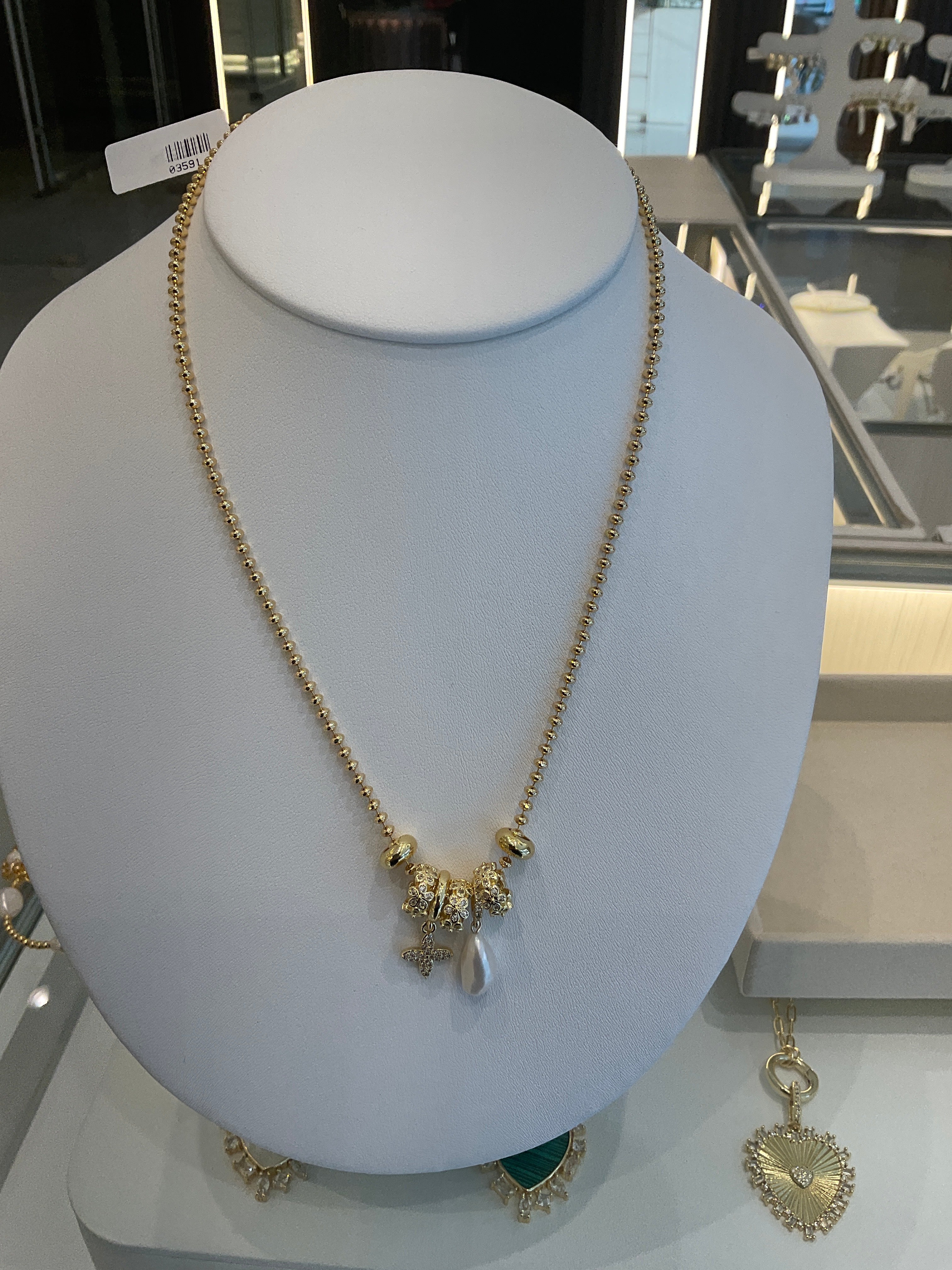 COLLAR CLUSTER CHARM