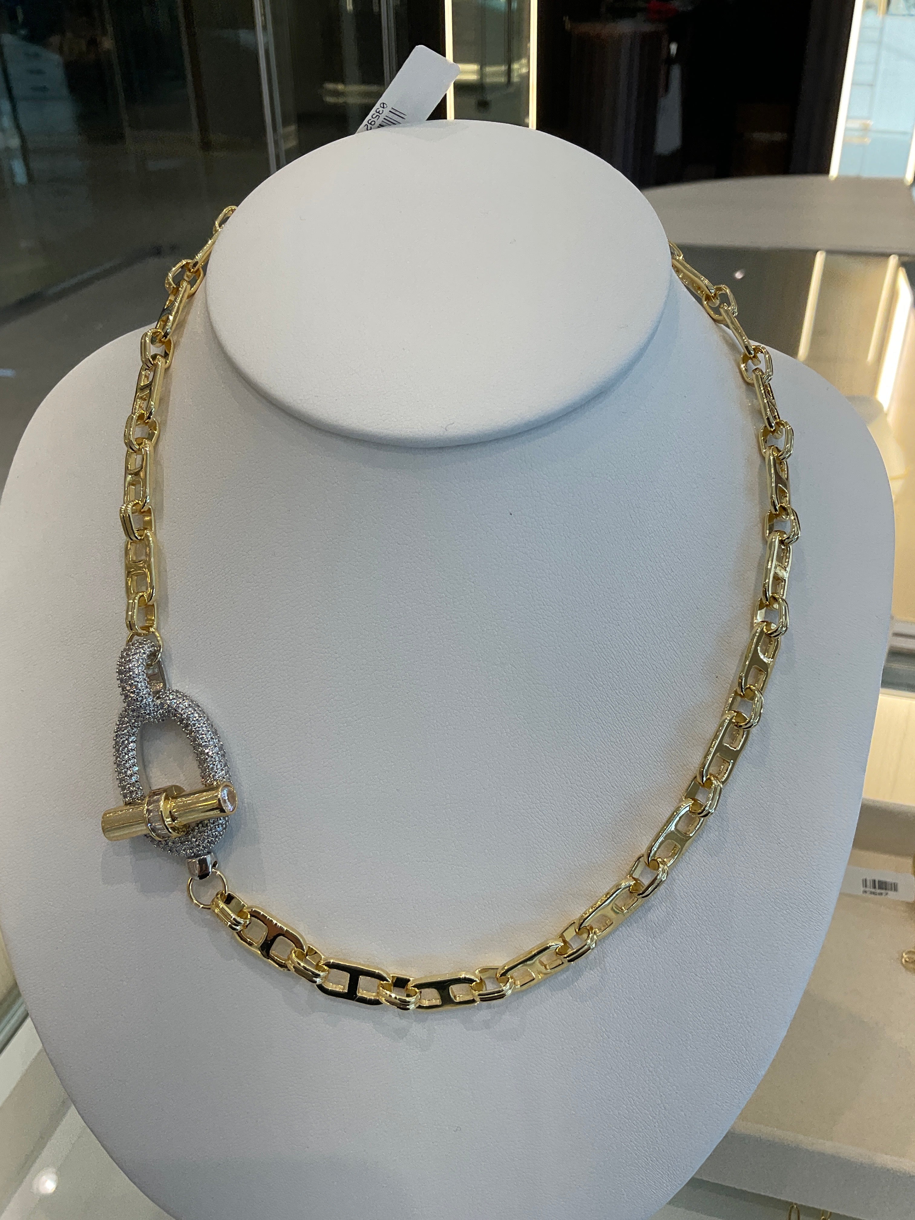 COLLAR FAUX TOGGLE