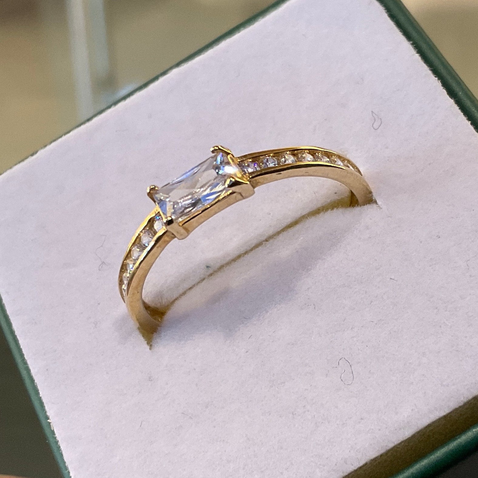 Anillo Circonia Corte Esmeralda con Pave 10k