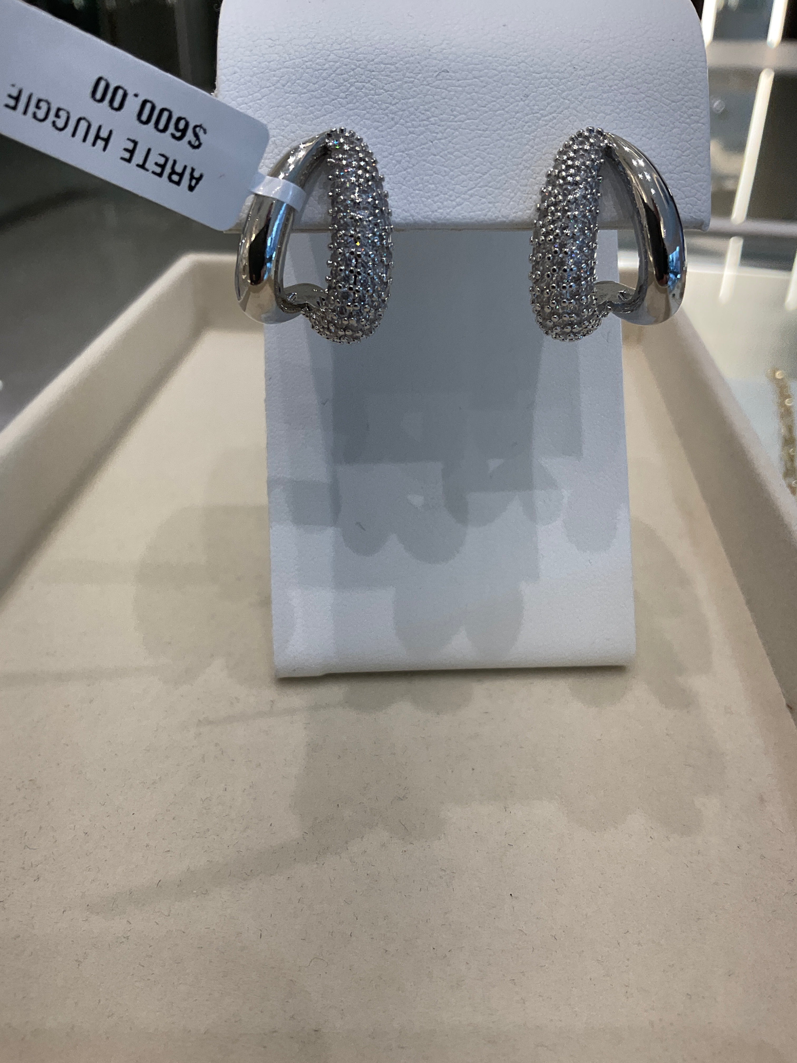 ARETE HUGGIE CZ