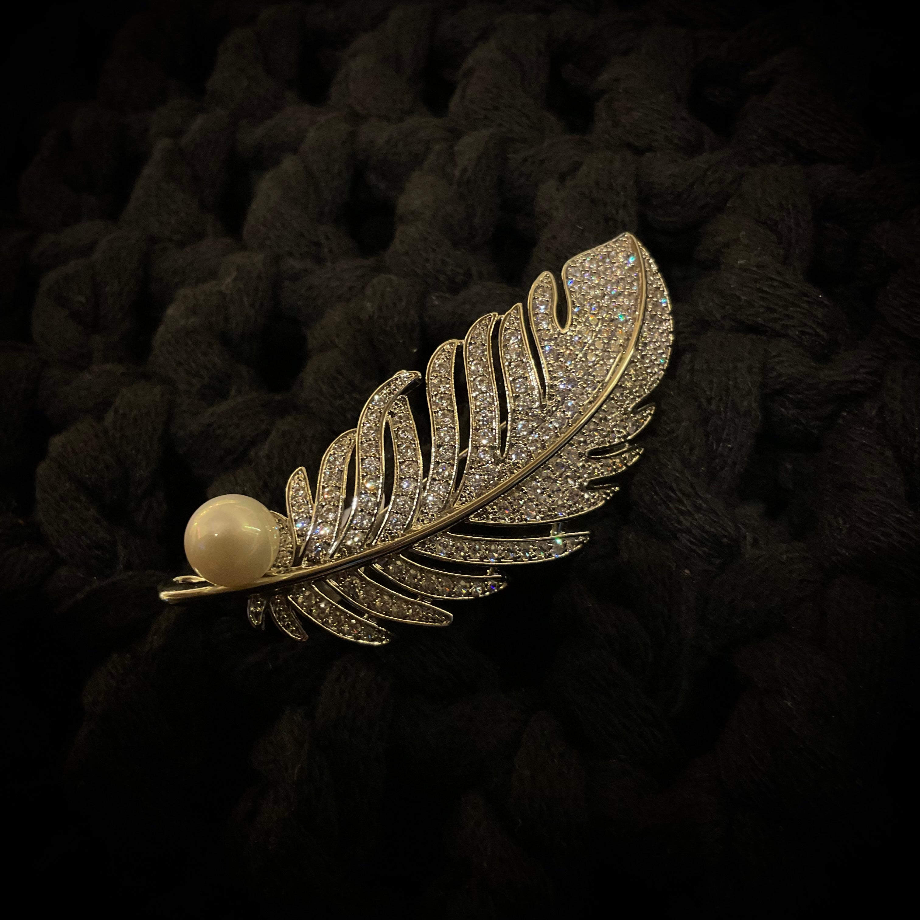 Broche Hoja Zirconias Cristalinas y Perla