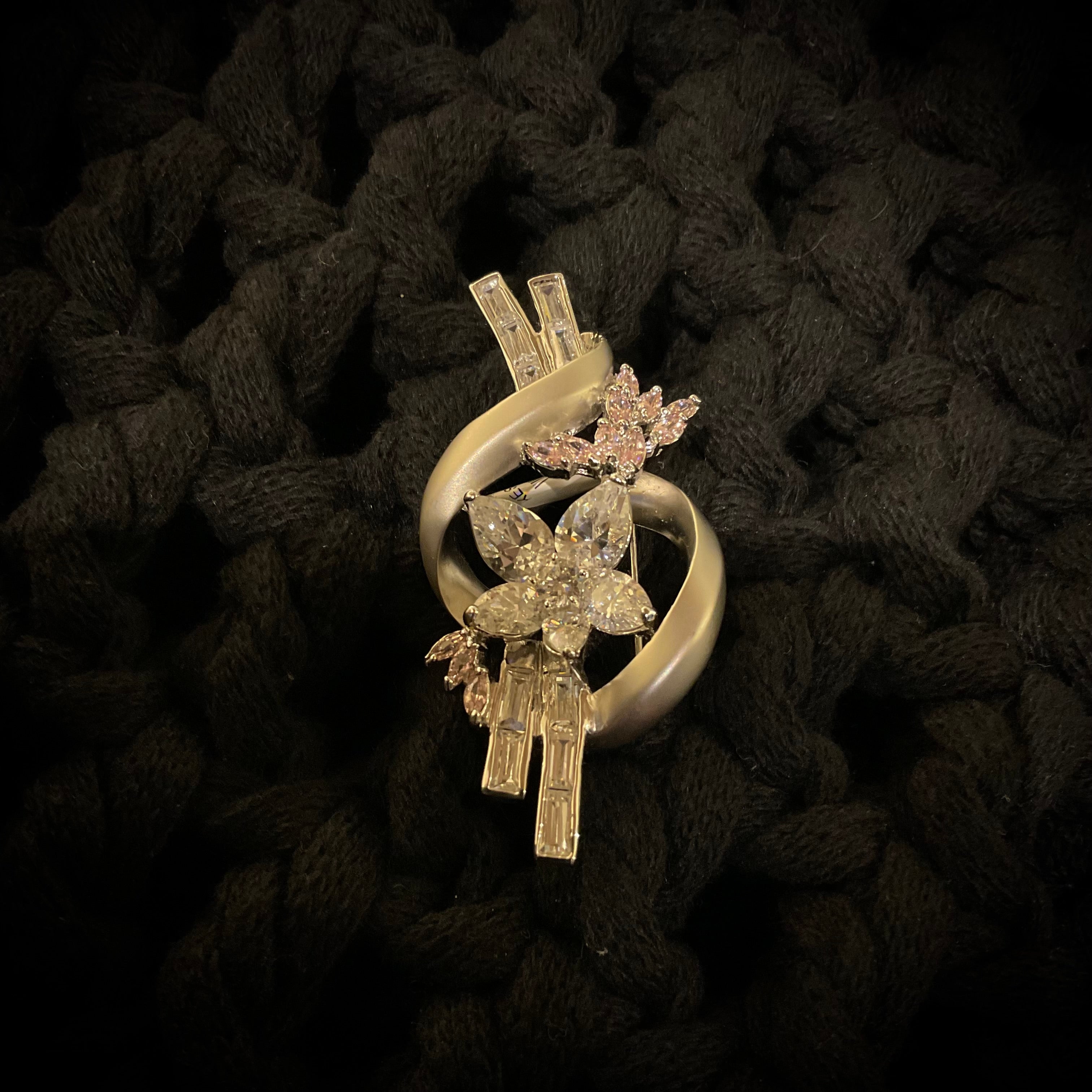 Broche Flor Zirconias Rosa y Cristalinas Envueltas en Listón