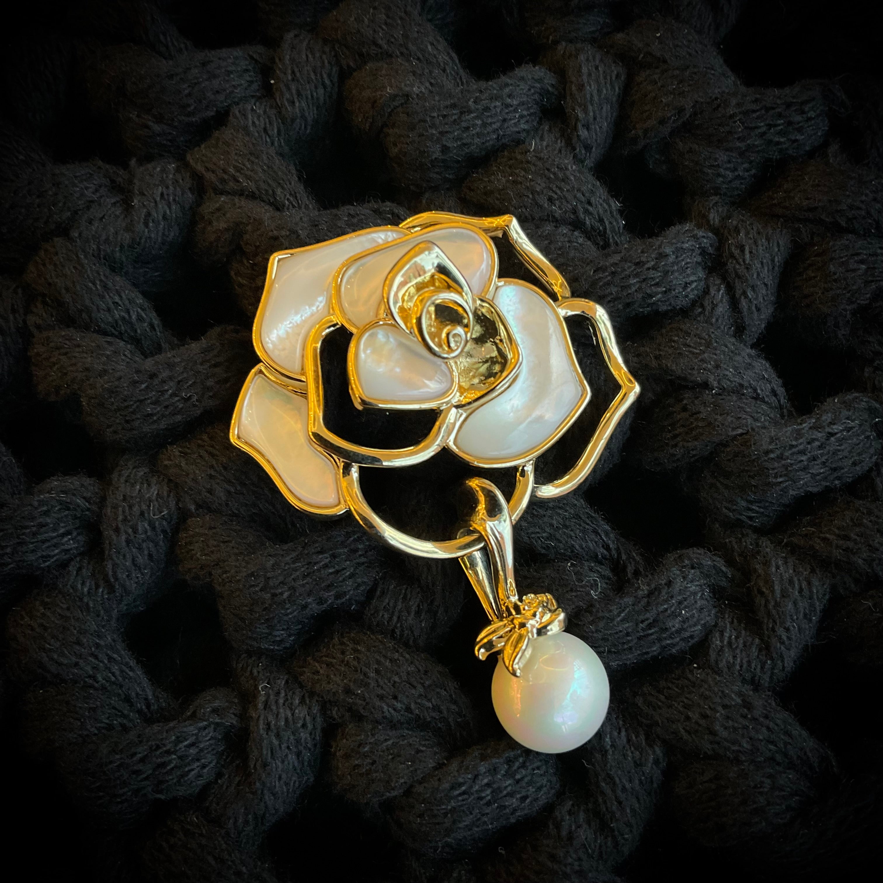 Broche Chapa de Oro Flor con Perla Colgante