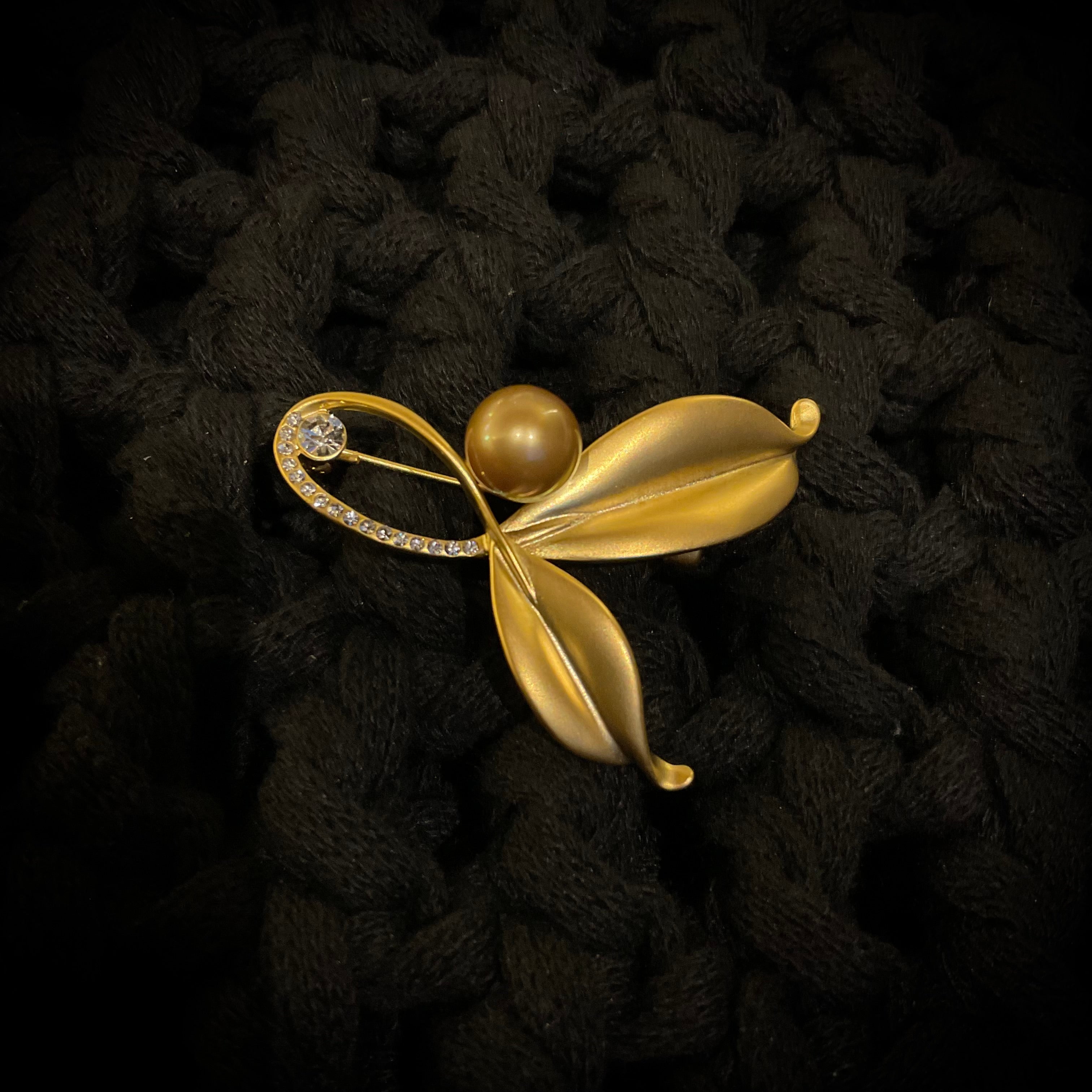 Broche Chapa de Oro Perla Café y Hojas Doradas