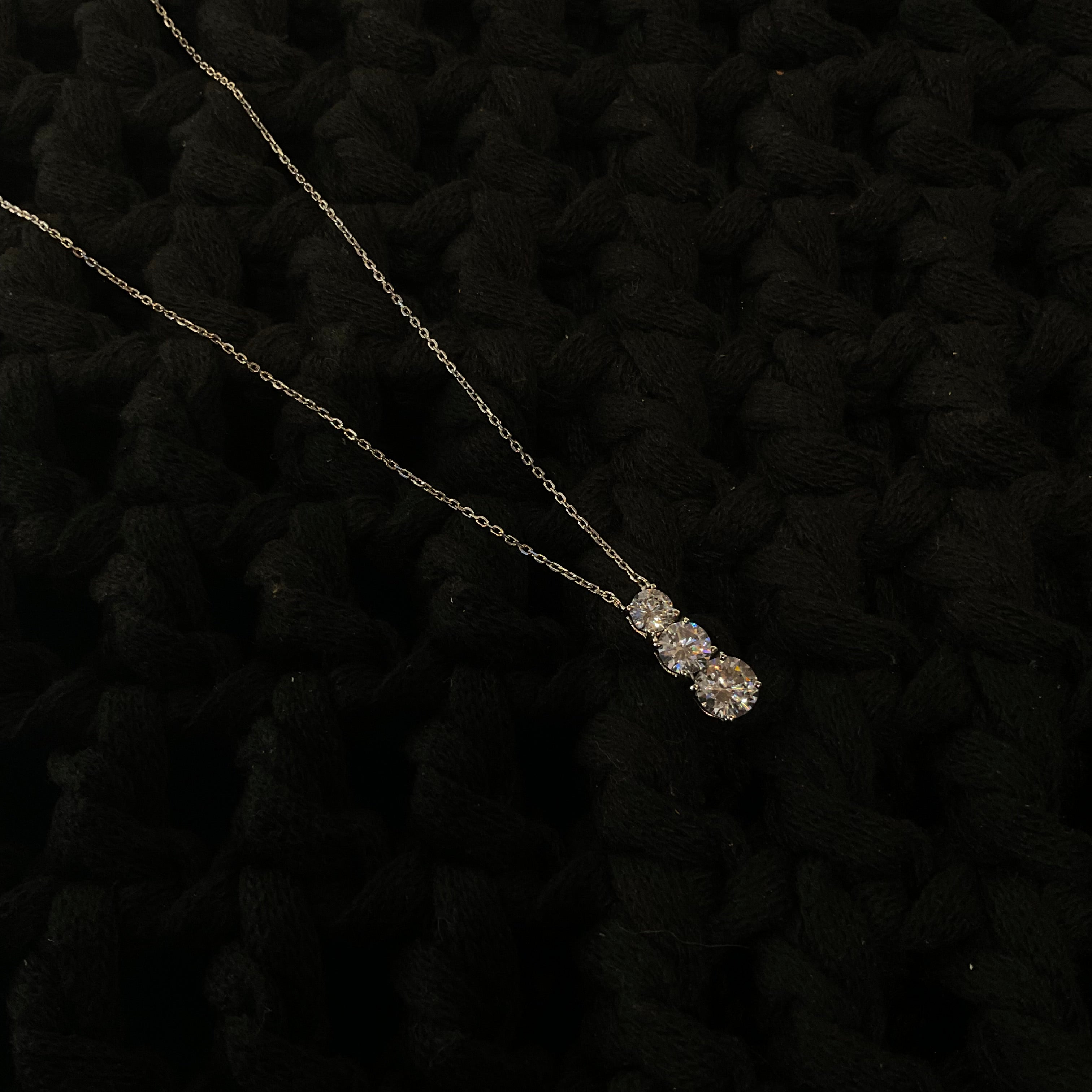 Collar con 3 Zirconias Redondas