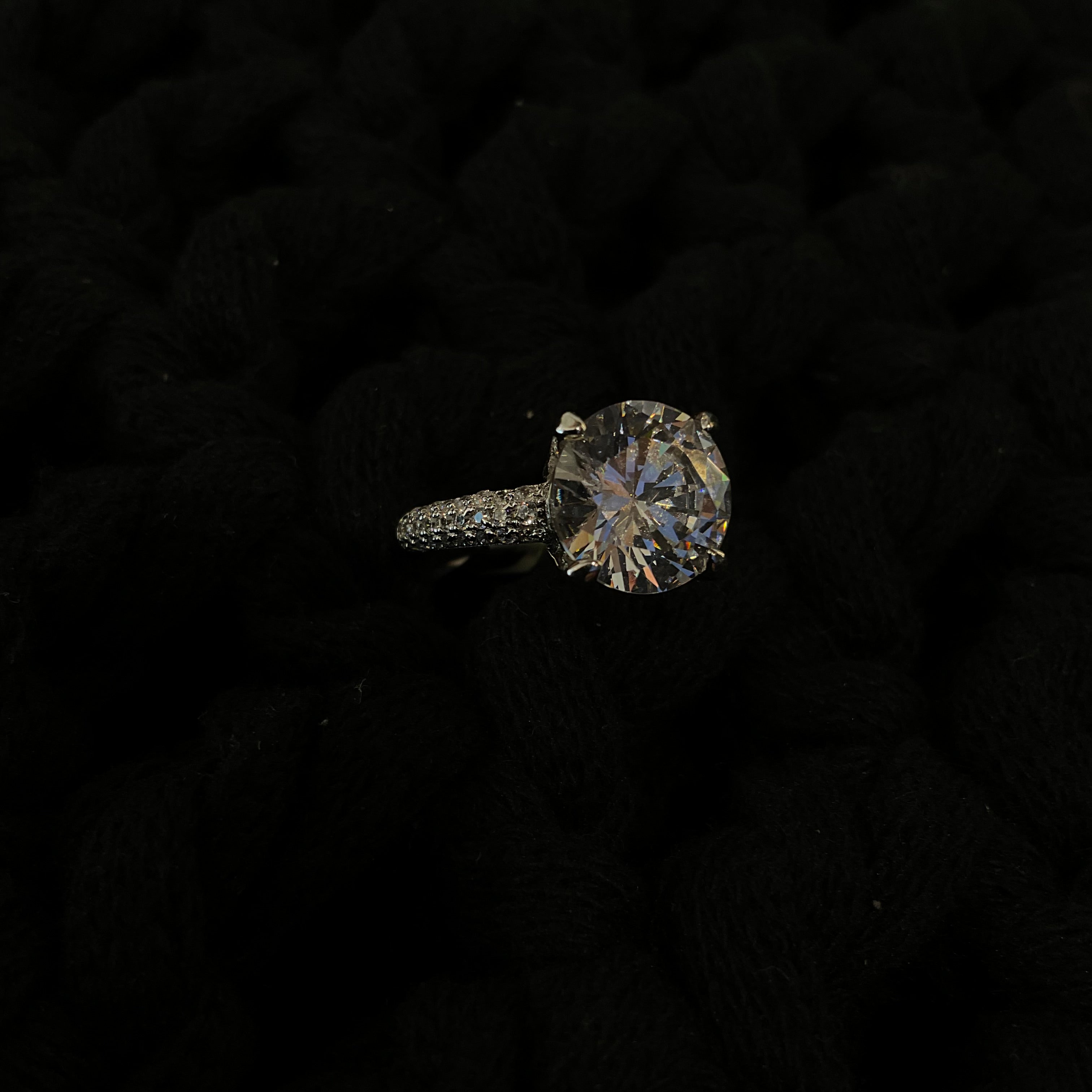 Anillo Corte Redondo con Pave Grande