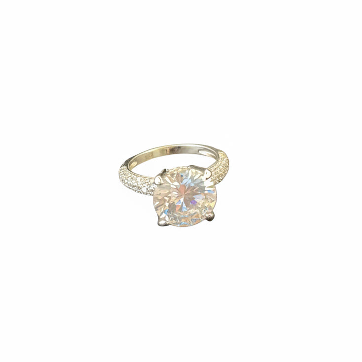 Anillo Corte Redondo con Pave Grande
