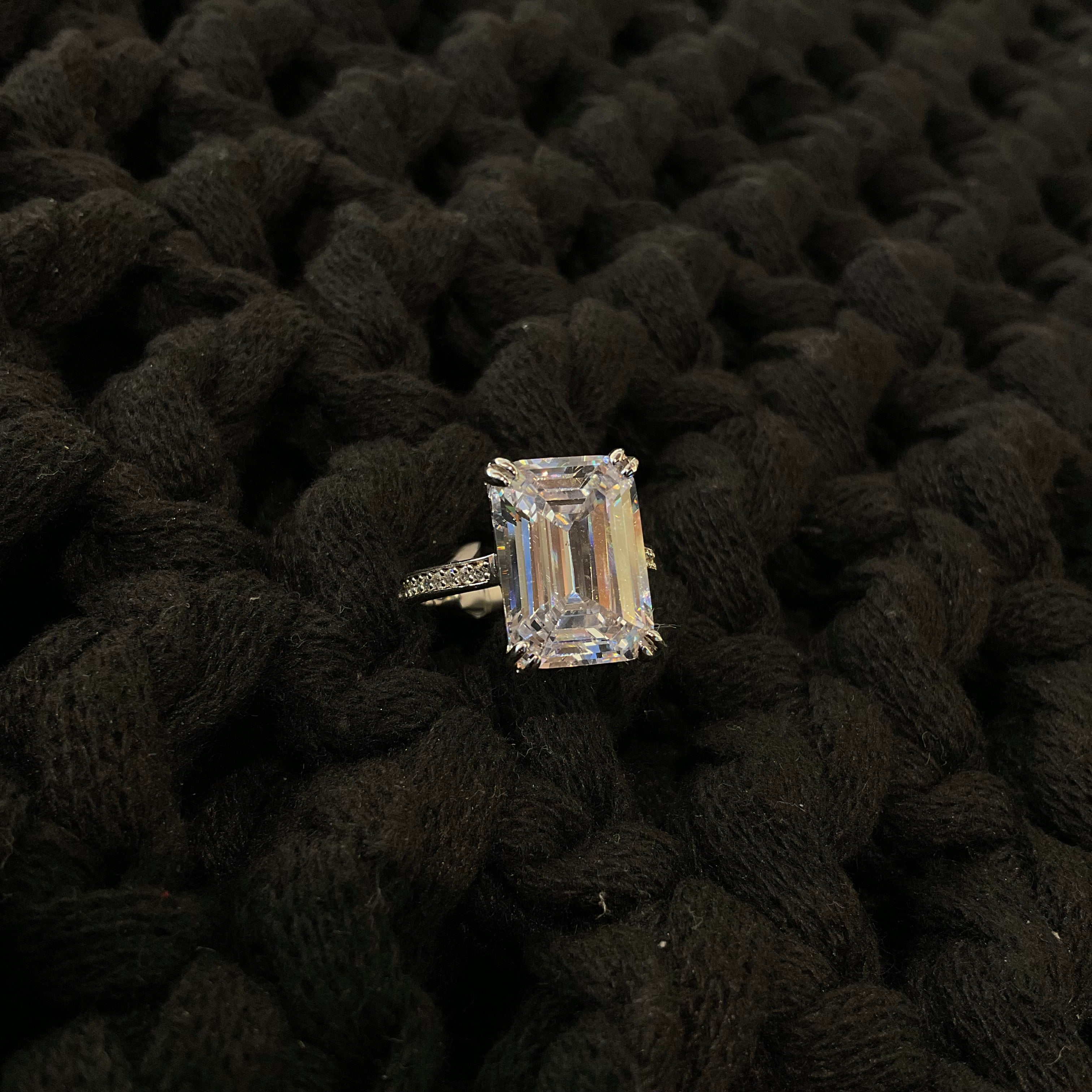 Anillo Corte Esmeralda con Pave
