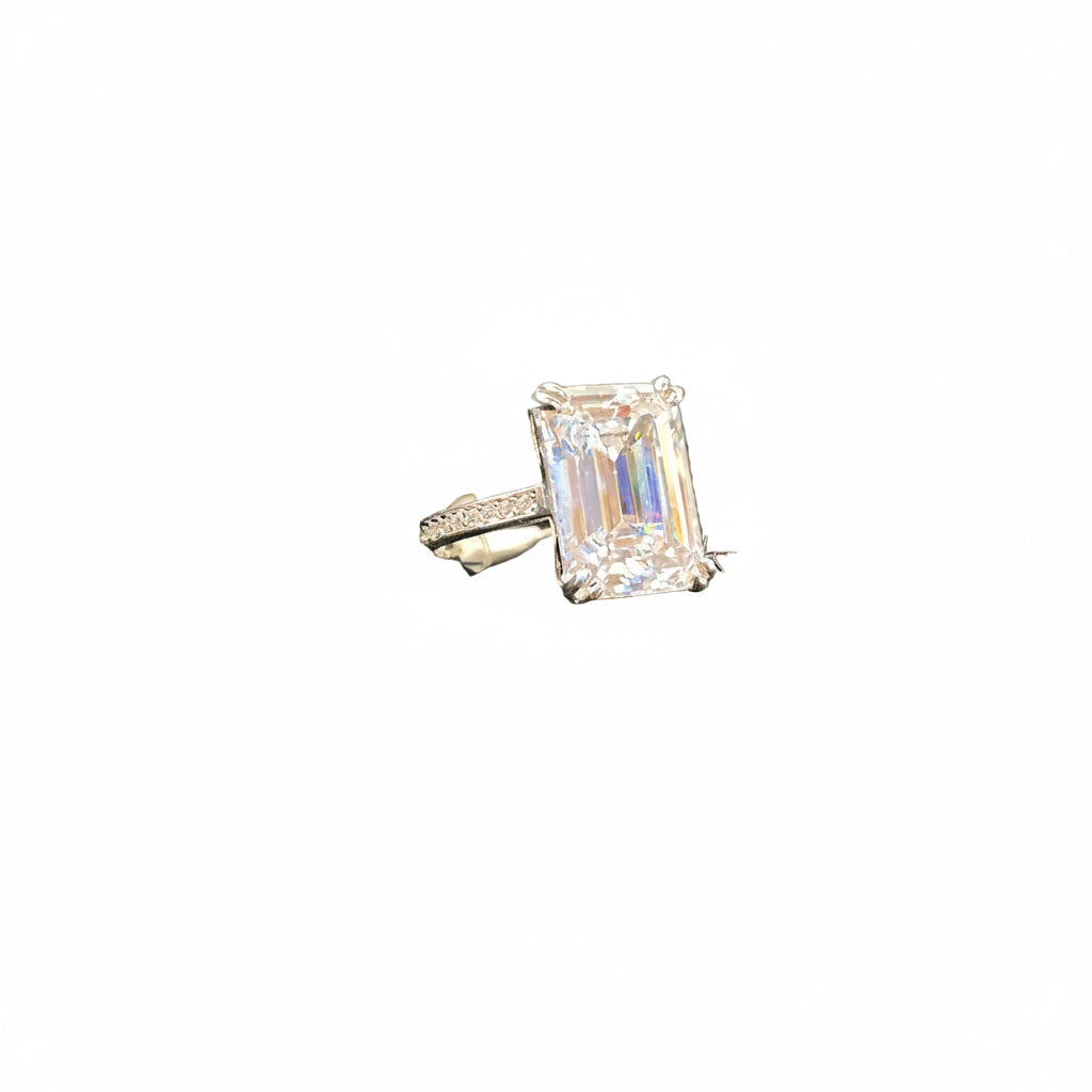 Anillo Corte Esmeralda con Pave